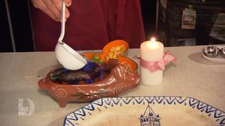 Michi flambiert Wurst auf dem Balkon