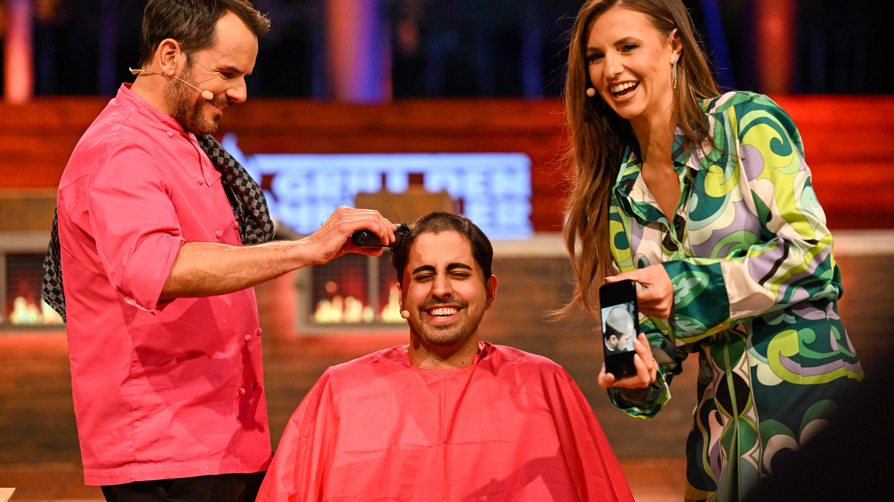 Grill den Henssler: Laura rasiert Howan den Kopf