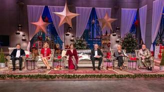 Das Feuer knistert, alles erstrahlt in festlichem Glanz und die Löwen genießen die gemütliche Wohnzimmer-Atmosphäre