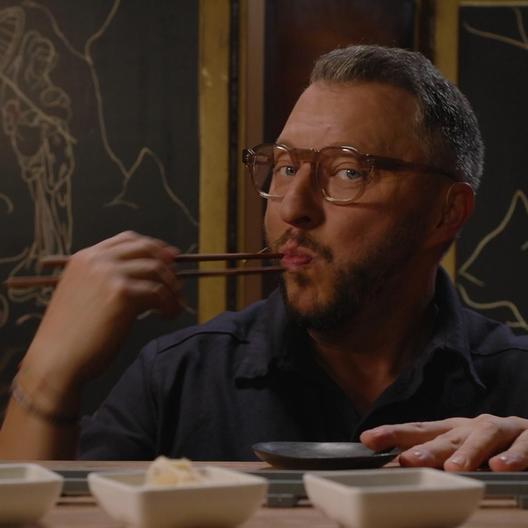 Auf der Suche nach dem perfekten Sushi ist ihm kein Weg zu weit