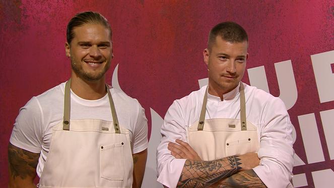 Laura Wontorra kann sich zwischen zwei heißen Isländern kaum entscheiden