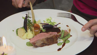 Wiesenkalb mit Wurzeln und Wildkräuter