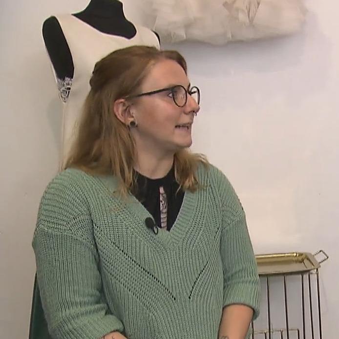 Isabell (li.) sucht ein Kleid, das sie auch nach der Hochzeit noch verwenden kann Isabell (li.) sucht ein Kleid, das sie auch nach der Hochzeit noch verwenden kann