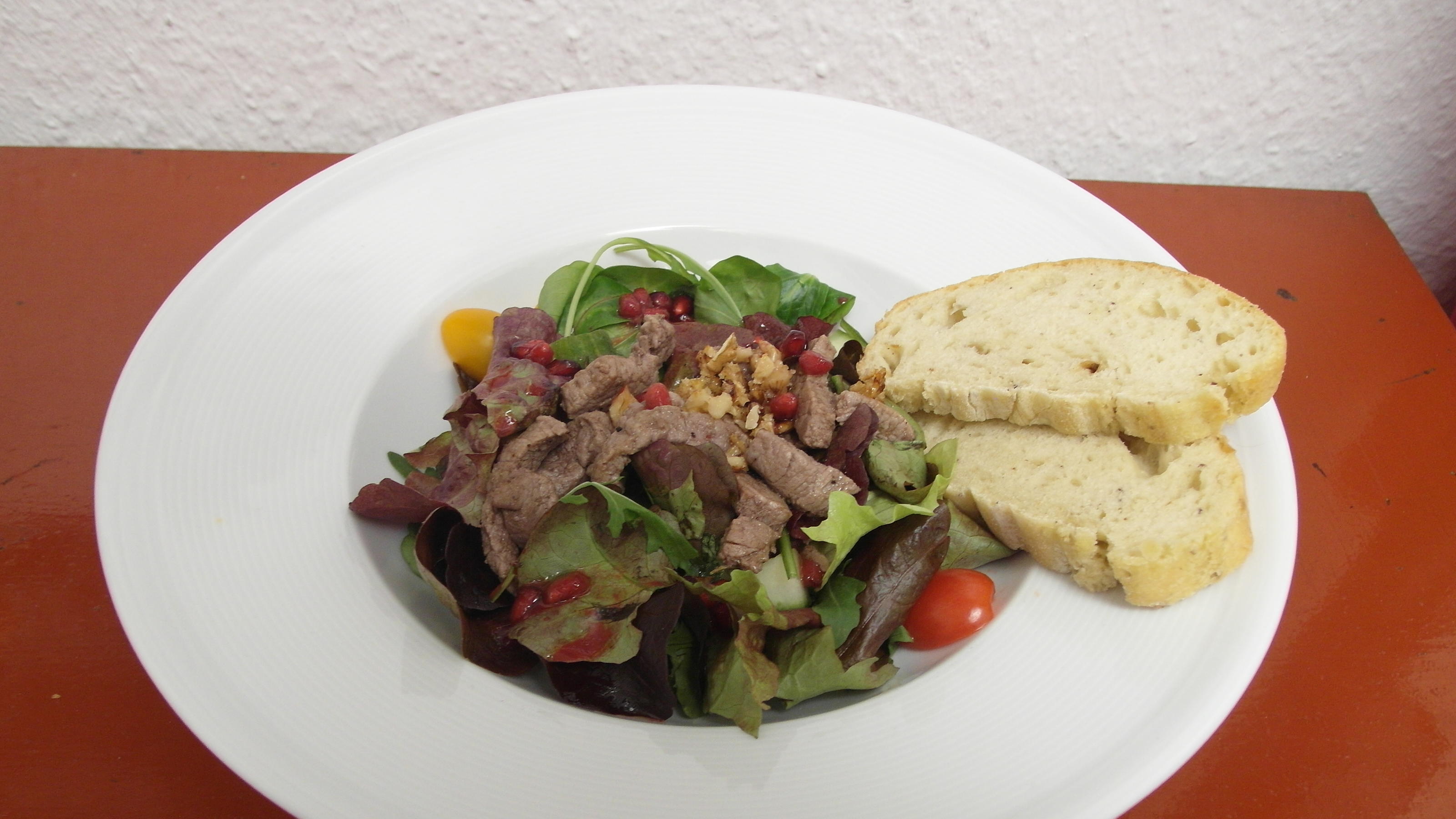 Anna serviert als Vorspeise Wintersalat mit Rinderfilet Anna serviert als Vorspeise Wintersalat mit Rinderfilet