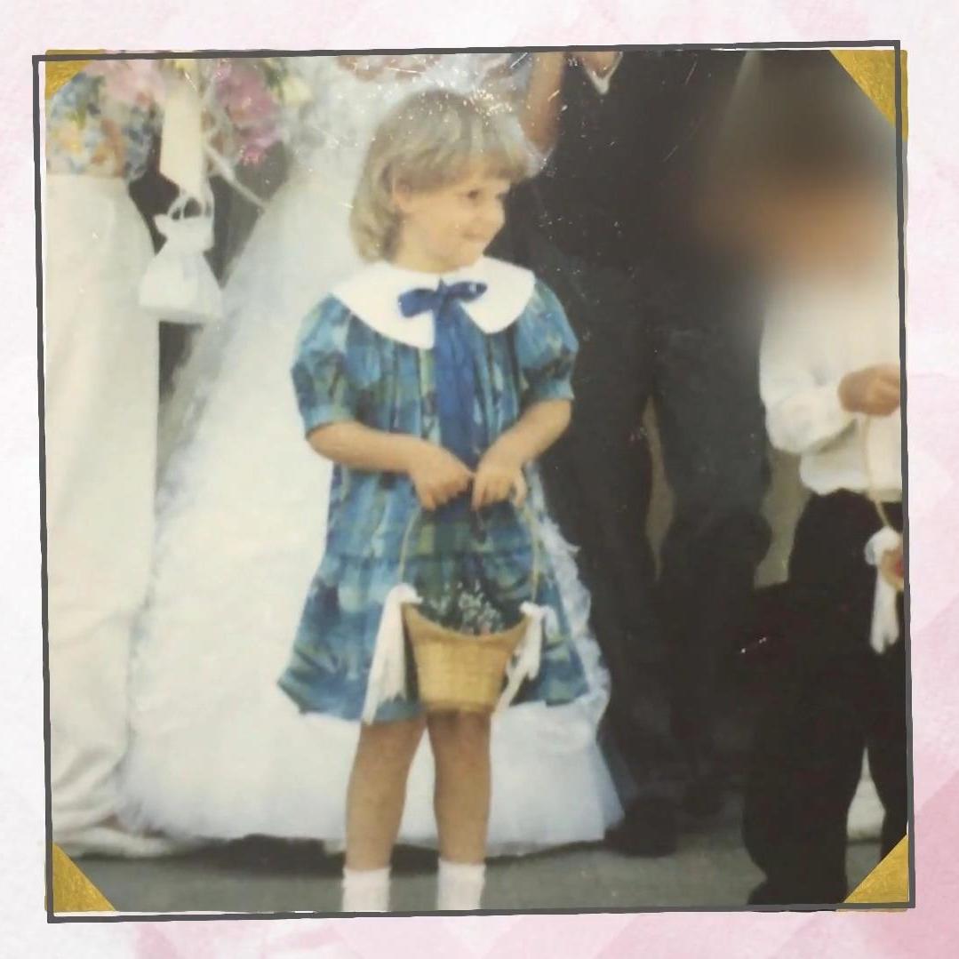 Braut Julia im verhassten Blumenmädchenkleid Braut Julia im verhassten Blumenmädchenkleid