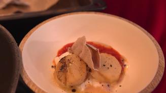 Muscheln im Rauch auf Tomaten