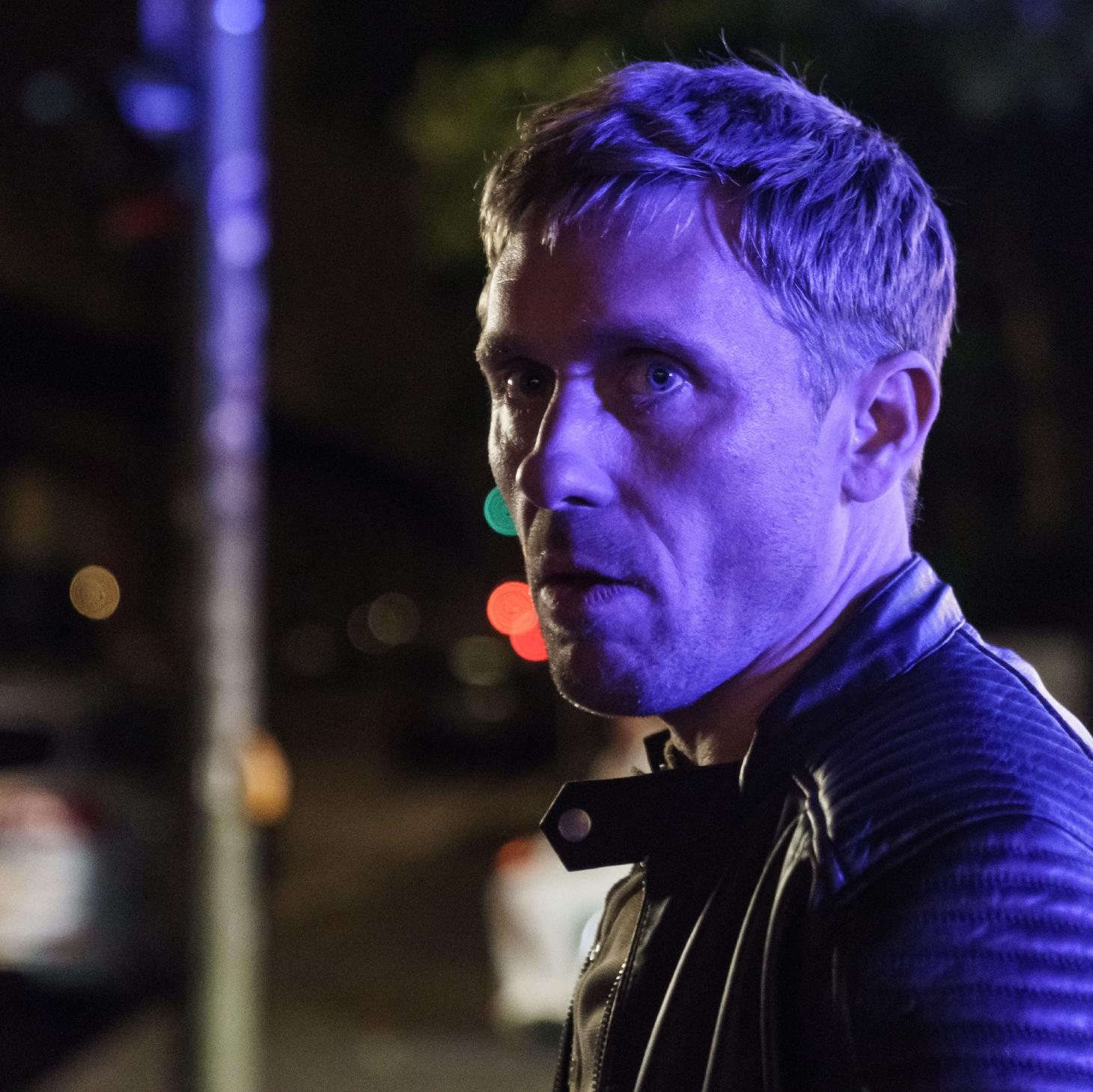 ãRampensau - DumbÒ,UFA Serial Drama GmbH06.06.2019Bild 04/17 DT 02TREFFPUNKTULF trifft sich mit HEIZI, erfa?hrt von AMBOSS (inkl. POV Beobachter).Rolle Ulf Rudnik (Peter Fieseler)Rolle Heizi (Niels Bruno Schmidt)Foto: Stefan Erhard ãRampensau - DumbÒ,UFA Serial Drama GmbH06.06.2019Bild 04/17 DT 02TREFFPUNKTULF trifft sich mit HEIZI, erfa?hrt von AMBOSS (inkl. POV Beobachter).Rolle Ulf Rudnik (Peter Fieseler)Rolle Heizi (Niels Bruno Schmidt)Foto: Stefan Erhard