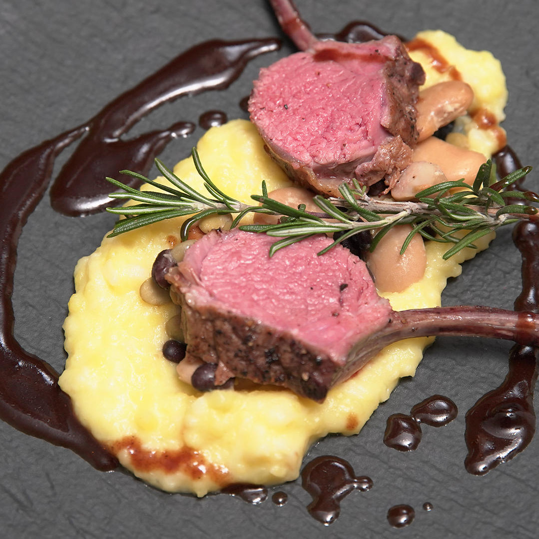 Lammkrone auf Kartoffel-Sellerie-Stampf, Dreierlei von der Bohne, Rotwein-Jus Lammkrone auf Kartoffel-Sellerie-Stampf, Dreierlei von der Bohne, Rotwein-Jus