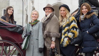 Die Mädels werden zu Schneeköniginnen