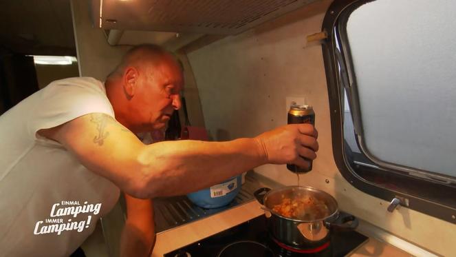 Ralle hat seiner Conny einen romantischen Abend versprochen und kocht für sie