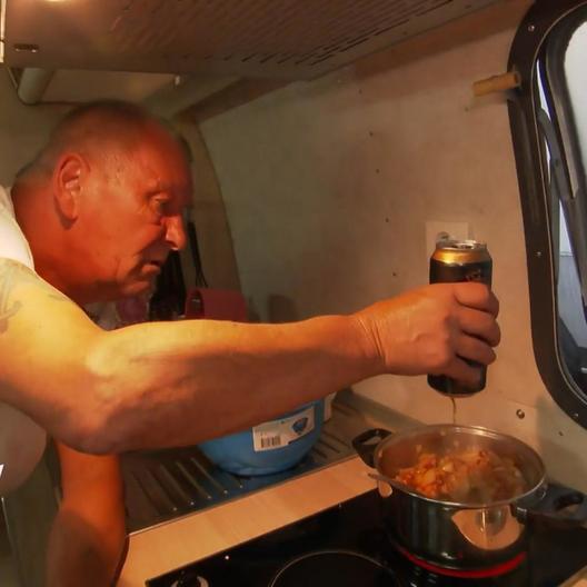 Ralle hat seiner Conny einen romantischen Abend versprochen und kocht für sie.