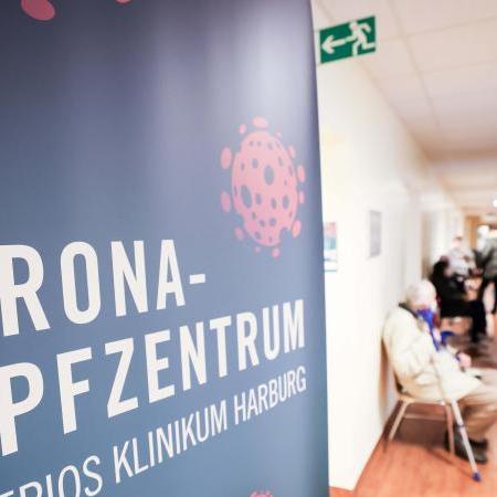 Zahlreiche Menschen warten im Corona-Impfzentrum in einem Asklepios Klinikum. Foto: Christian Charisius/dpa/Symbolbild Zahlreiche Menschen warten im Corona-Impfzentrum in einem Asklepios Klinikum. Foto: Christian Charisius/dpa/Symbolbild