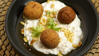Knusprige Falafel auf Auberginen Dip