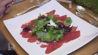 Rehcarpaccio mit Wildkräutersalat