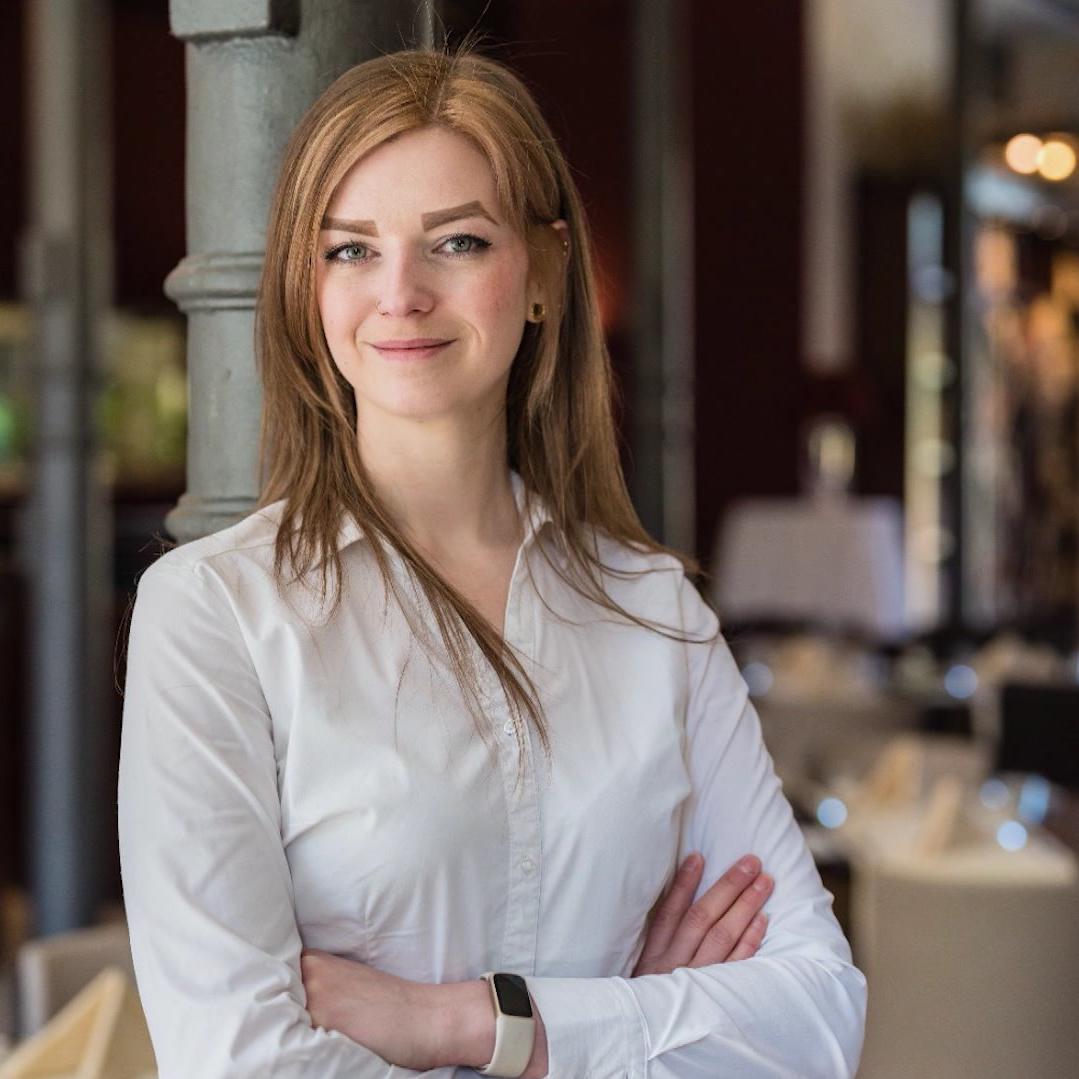 So seriös sieht Laura im Berufsleben aus So seriös sieht Laura im Berufsleben aus