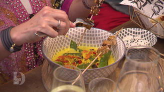 Gelbes Thai-Curry mit Sesam-Tofu-Spieß