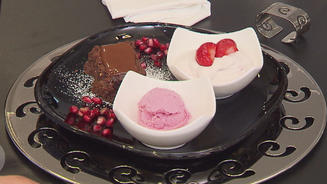 Granatapfeleis mit Baisersahne