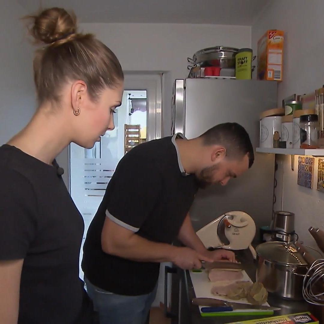 Sabrina beaufsichtigt die Arbeit ihrer Schnippelhilfe. Sabrina beaufsichtigt die Arbeit ihrer Schnippelhilfe.