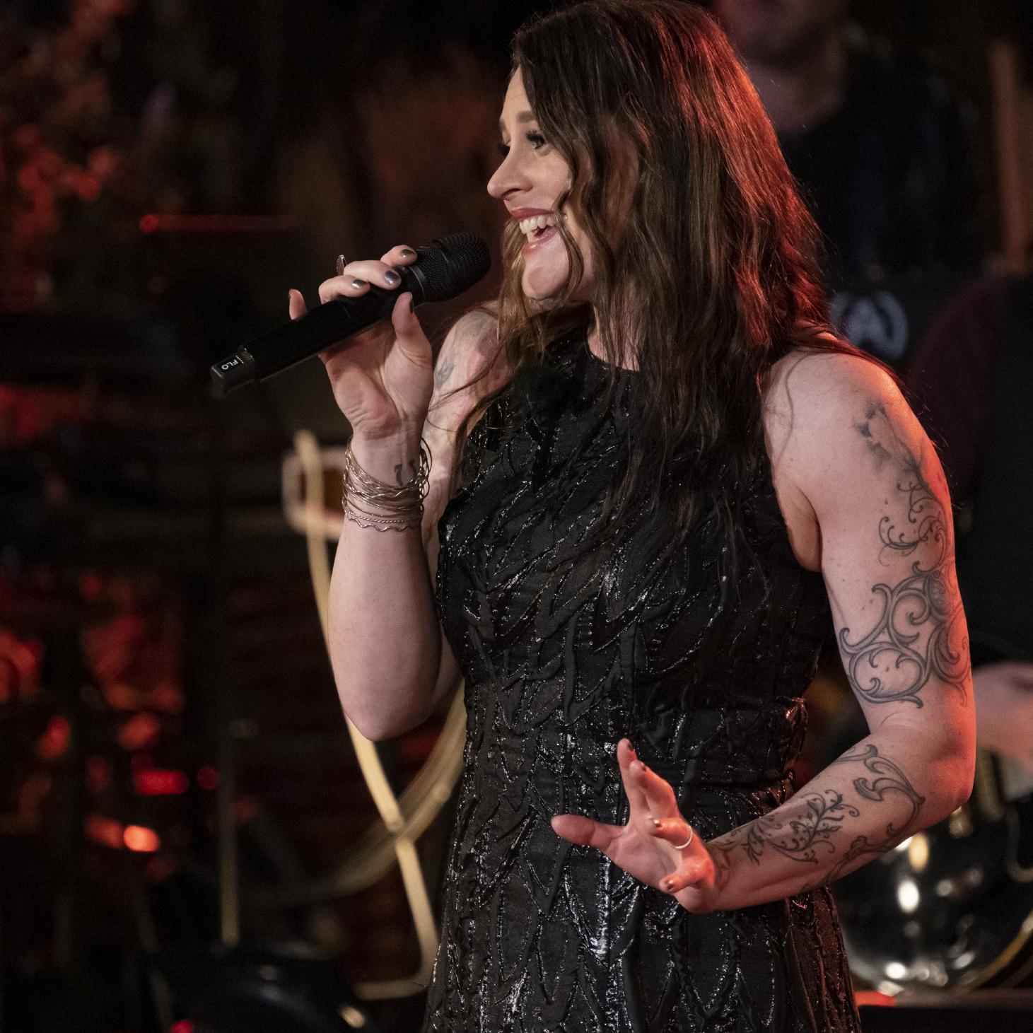 Floor Jansen entdeckt sich bei \Sing meinen Song\ 2022 völlig neu. Floor Jansen entdeckt sich bei \Sing meinen Song\ 2022 völlig neu.