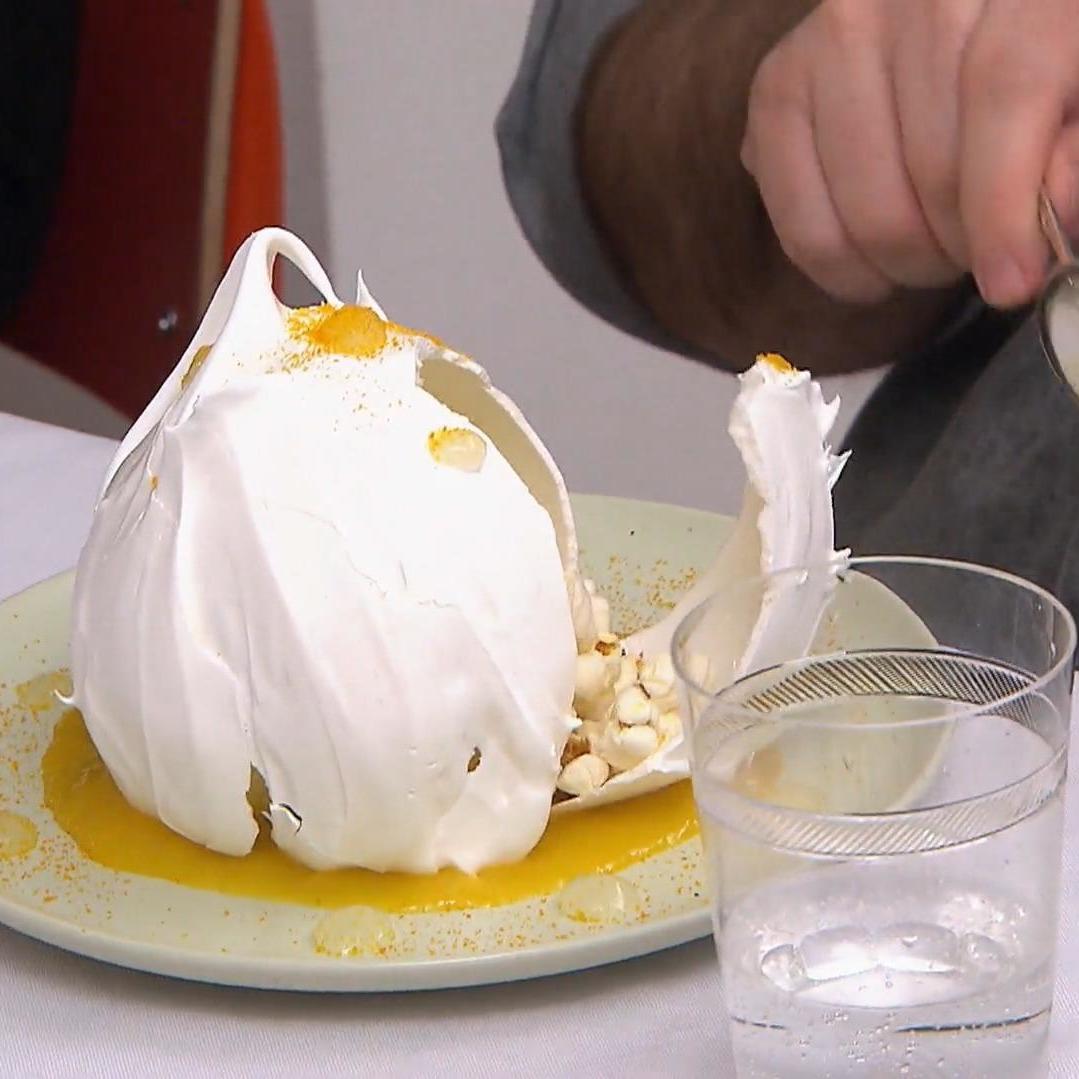 Was mag in der zarten, weißen Kugel sein? Klar - Popcorn! Was mag in der zarten, weißen Kugel sein? Klar - Popcorn!