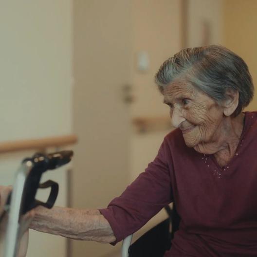 Größter Wunsch: Mit ihren 94 Jahren noch einmal aus dem Rollstuhl aufstehen.
