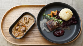 Zweierlei vom Reh mit Rotkrautknödel