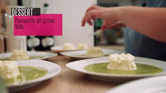 Maracuja-Panna-Cotta mit grüner Soße