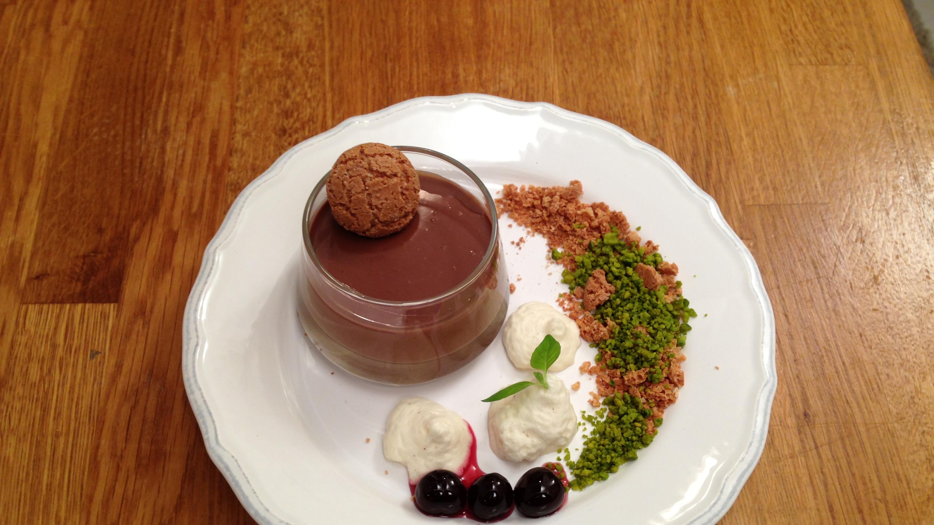 Nougat Panacotta mit Amertini-Crumble, Amarenakirschen und Mandelschaum ...