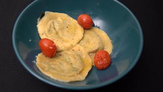 Selbstgemachte Ravioli in Salbeibutter