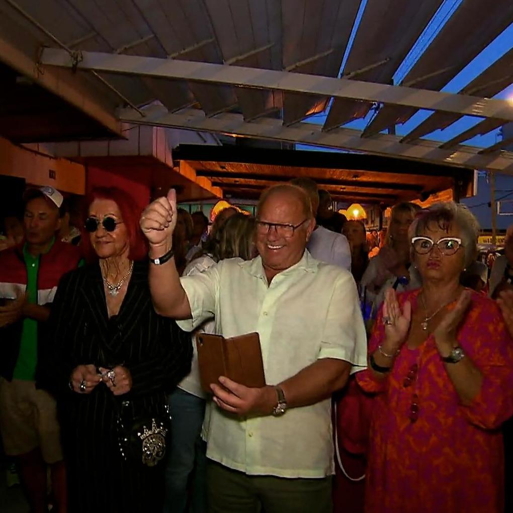 Volles Haus auf Mallorca! Die Kundschaft von „Goodbye Deutschland“-Auswanderin Andrea Goebel feiert die Friseurmeisterin anlässlich des 20. „Modern Style“-Jubiläums. Volles Haus auf Mallorca! Die Kundschaft von „Goodbye Deutschland“-Auswanderin Andrea Goebel feiert die Friseurmeisterin anlässlich des 20. „Modern Style“-Jubiläums.