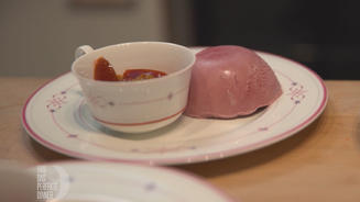 Holunder-Parfait mit Zwetschgenkompott