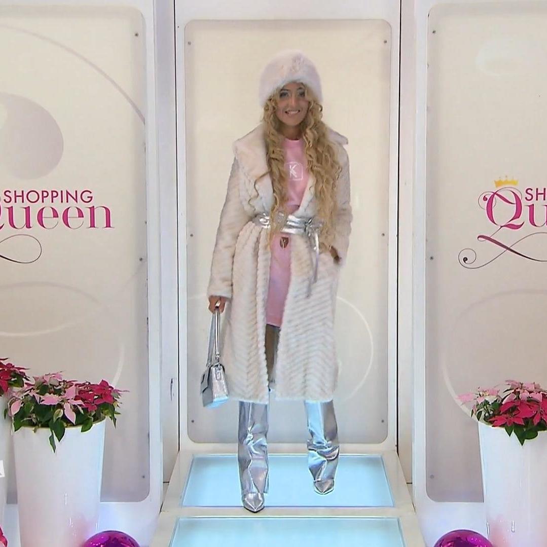 Winterwonderland-Barbiegirl könnte man den polarisierenden Look von „Shopping Queen“-Kandidatin Moni beschreiben Winterwonderland-Barbiegirl könnte man den polarisierenden Look von „Shopping Queen“-Kandidatin Moni beschreiben