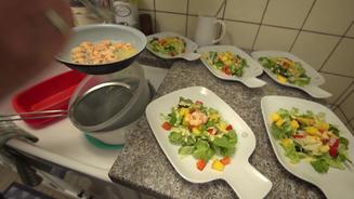 Blattsalate mit Garnelen