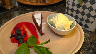 Kalter Schokokuchen mit Vanilleeis