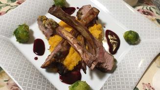 Lamm mit Kräuterkruste an Portweinjus