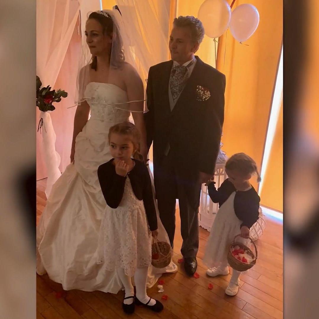 Bei der zweiten Hochzeit waren die Töchter dabei. Bei der zweiten Hochzeit waren die Töchter dabei.