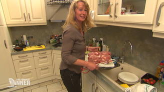 Christine schmeißt den Grill an