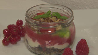 Trifle von roten und grünen Beeren