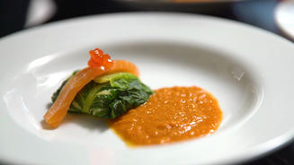 Lachs-Capuns an Flusskrebsbisque