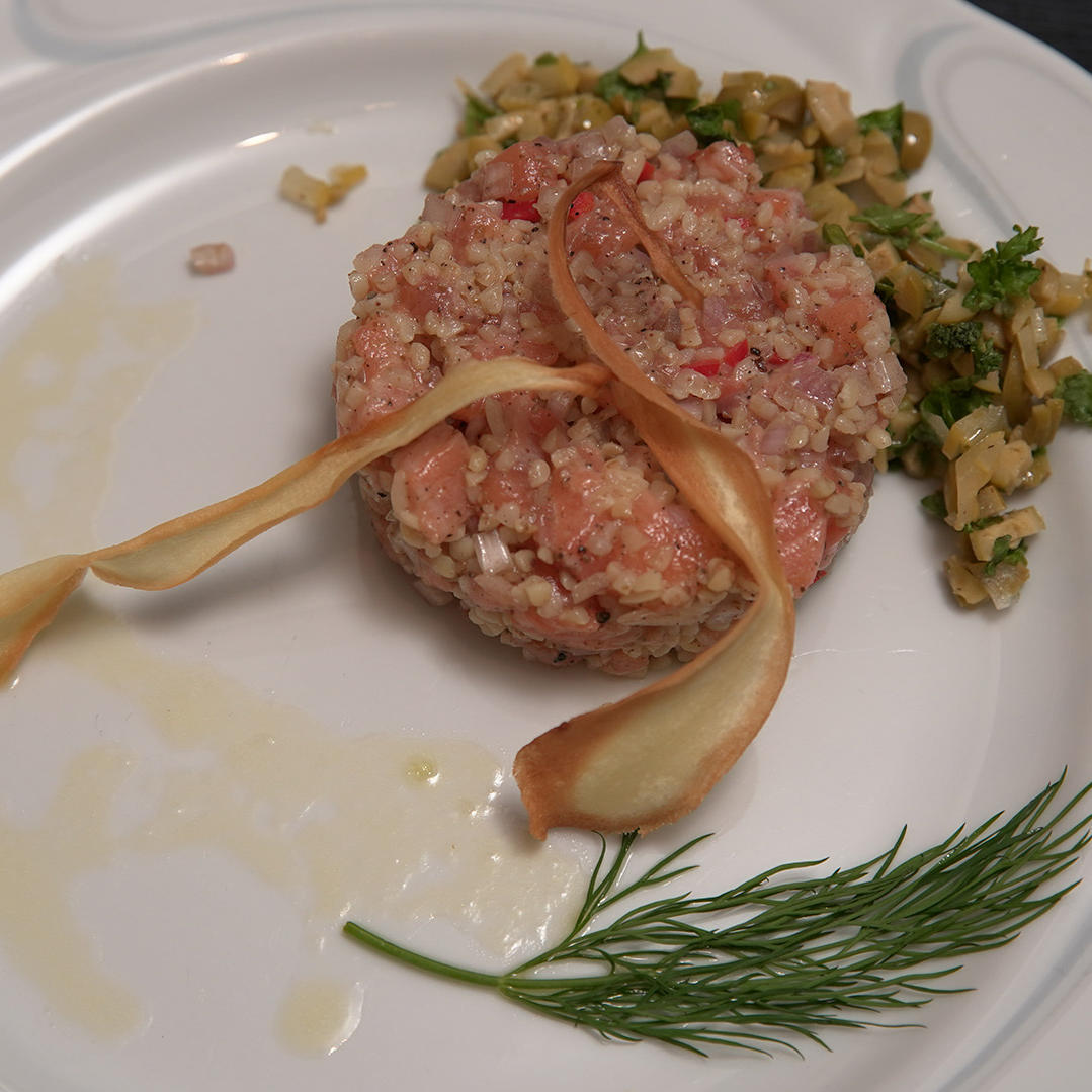 Lachsforellen-Bulgur-Tartar mit Zitronensalsa Lachsforellen-Bulgur-Tartar mit Zitronensalsa