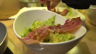 Caesar Salad mit gebratenem Bacon