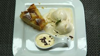 Lauwarmer Apfelkuchen an Vanilleeis