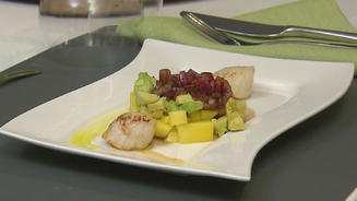Jakobsmuscheln auf Avocado-Mango-Tatar