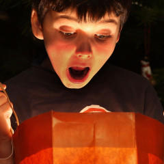 Kind mit einer Tüte voller Weihnachtspäckchen