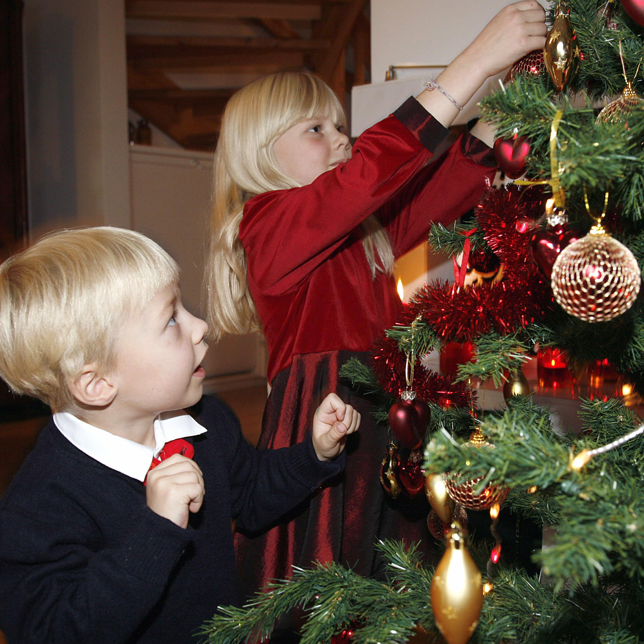 Kinder schmücken einen Weihnachtsbaum