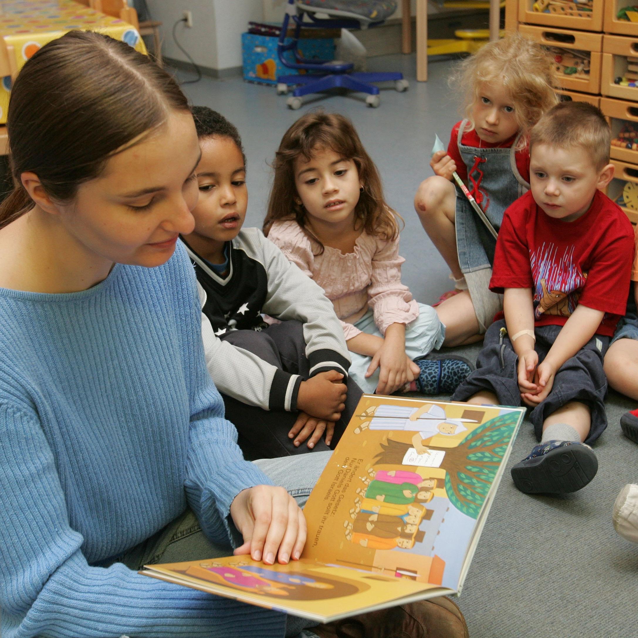 Lesepatin in einem Karlsruher Kindergarten