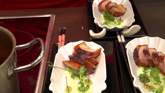 Cobia-Sashimi geflammt mit Soja-Glaze