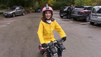 Judith wagt sich aufs "Fly-Rad"