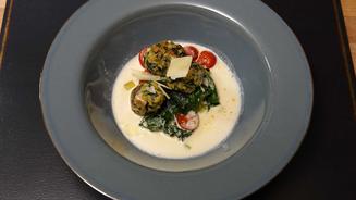 Spinatknödel mit Bergkäseschaum