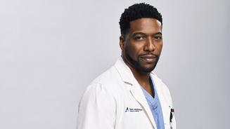 Jocko Sims spielt Dr. Floyd Reynolds